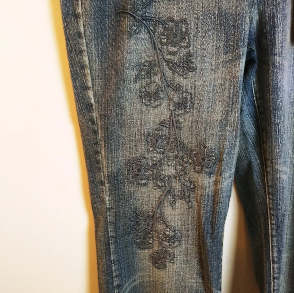 Zana DI Jeans acid wash wide leg Embroidered Floral design Size 20